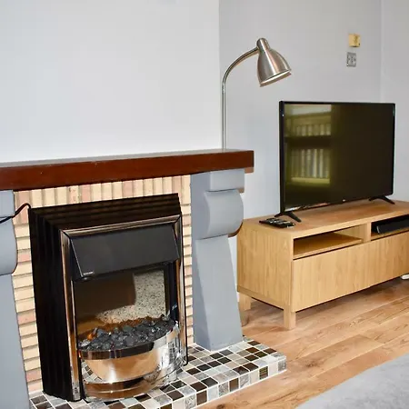 Recently-renovated 1 Bedroom Flat In Centre Apartment