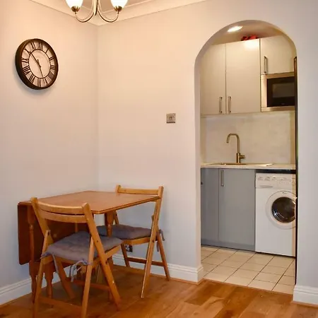 Recently-renovated 1 Bedroom Flat In Centre *