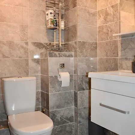 Recently-renovated 1 Bedroom Flat In Centre *