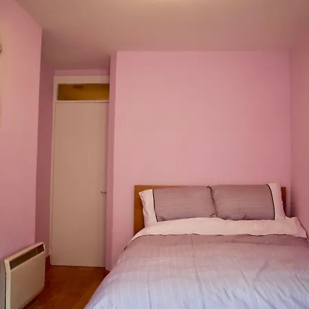 Recently-renovated 1 Bedroom Flat In Centre *
