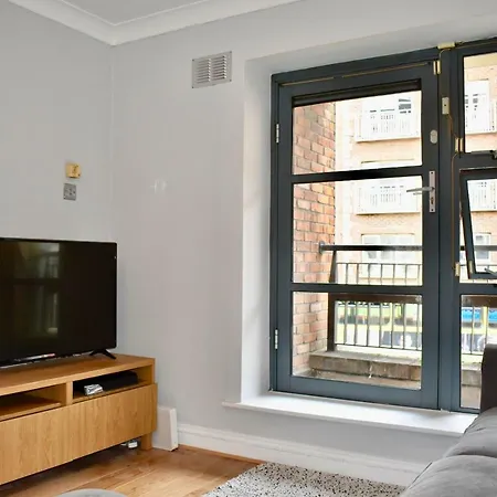 Recently-renovated 1 Bedroom Flat In Centre