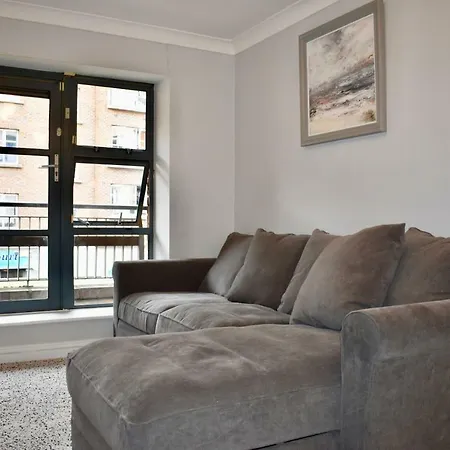 Recently-renovated 1 Bedroom Flat In Centre Appartement
