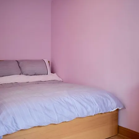 Recently-renovated 1 Bedroom Flat In Centre Apartment *